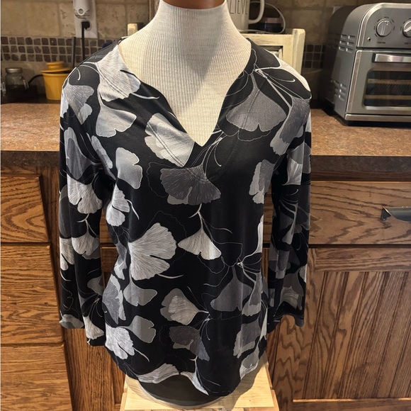 ⭐️⭐️Natori Black and Gray Floral Blouse - Picture 1 of 4
